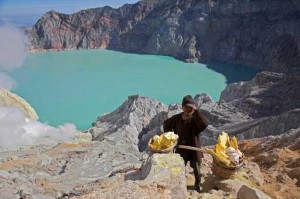 kawah-ijen-view  